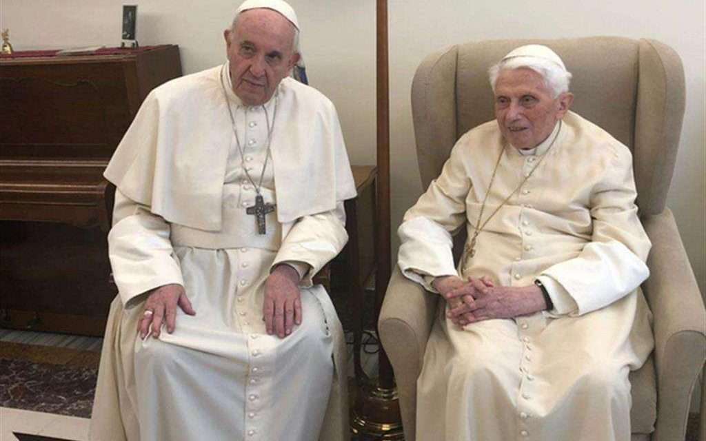 Ratzinger sta male, Papa Francesco: “Pregate per lui” e poi va a fargli visita