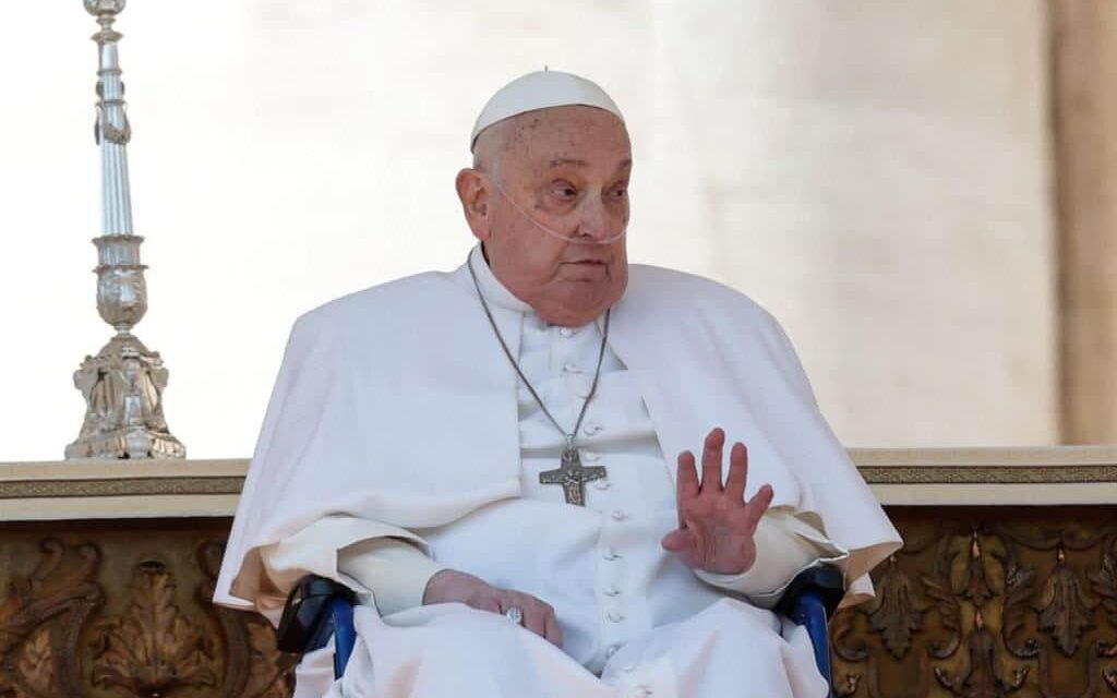 Papa Francesco visita a sorpresa San Pietro