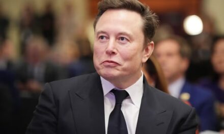 Elon Musk arringa l’ultradestra a Londra: “Sciogliete il Parlamento, o sarà troppo tardi”