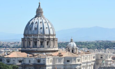 Francesco, il Papa degli ultimi: il mondo intero lo piange