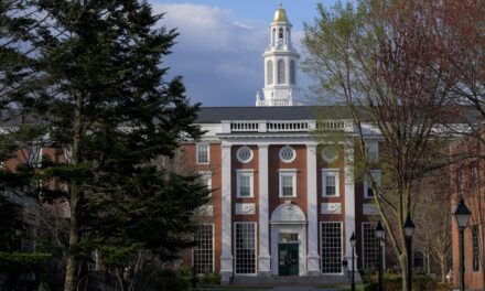 Trump revoca i fondi a Harvard e impone stop alla ricerca su virus pericolosi