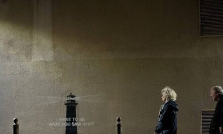 Banksy colpisce ancora: il nuovo murale a Marsiglia è un faro carico di mistero