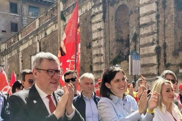 Primo Maggio, Schlein: “Serve un segno concreto, subito una legge sul salario minimo”. I sindacati fanno quadrato