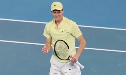 Sinner domina Djokovic e vola in finale a Wimbledon contro Alcaraz