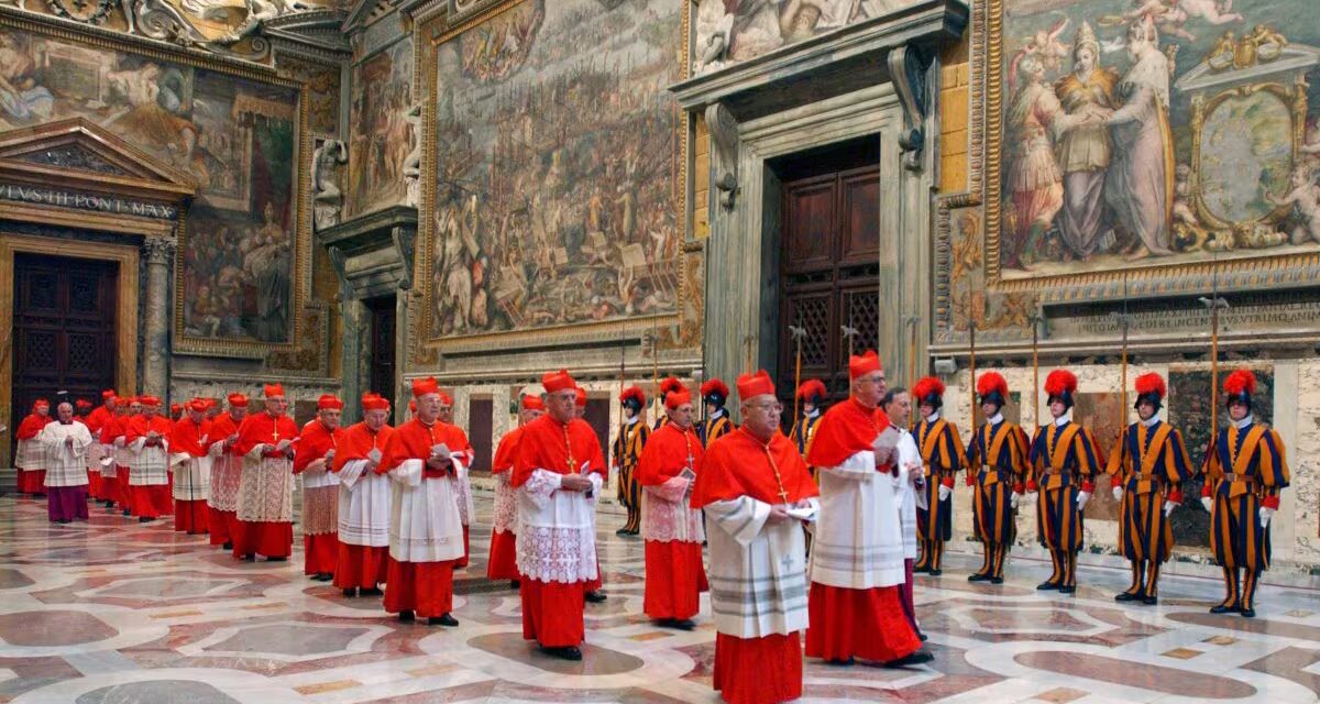 Conclave, i preparativi e i retroscena: siluri a Parolin