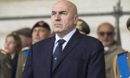 Crosetto bloccato a Dubai dopo l’attacco all’Iran, scontro politico sulla “marginalità” dell’Italia