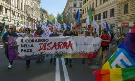 Roma in piazza contro il riarmo: 400 sigle protestano, M5S e AVS con i manifestanti