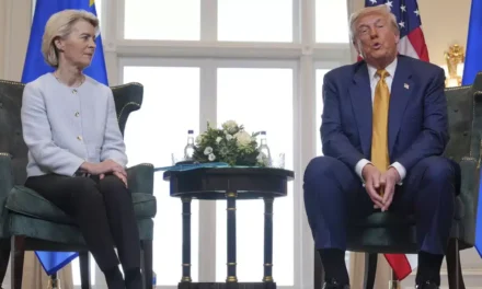 Accordo USA-UE ancora in bilico: dazi, tensioni e diplomazia tra Trump e von der Leyen