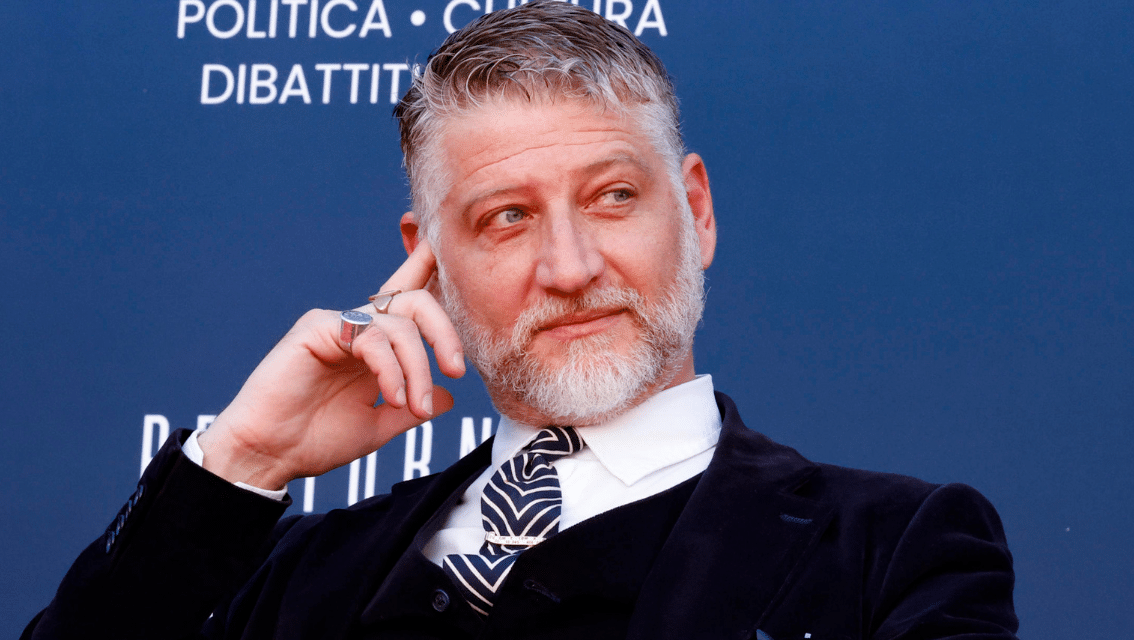 Giuli diserta il Premio Strega e dice: “Forse da Amico della domenica sono diventato nemico della domenica”