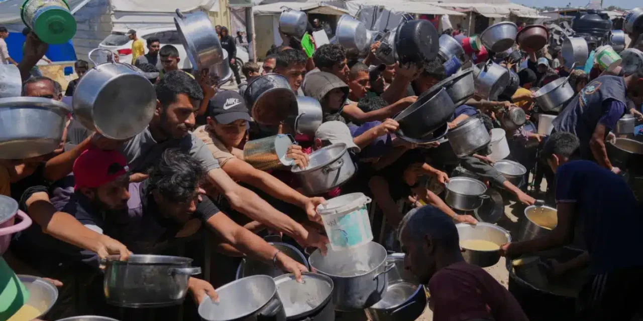 Gaza, 38 civili uccisi mentre cercavano aiuti. Al Jazeera: “Un’esecuzione, non un incidente”