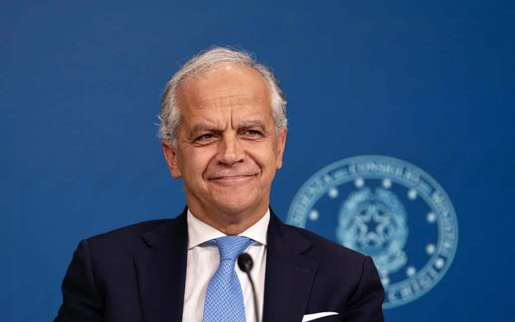 Taser e sicurezza: Piantedosi difende l’uso della pistola elettrica dopo i casi di Olbia e Genova