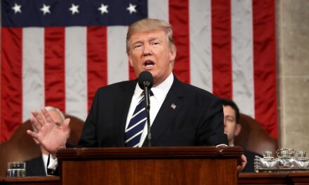 Trump dichiara lo stato d’emergenza a Washington: Guardia Nazionale schierata e stop ai senzatetto