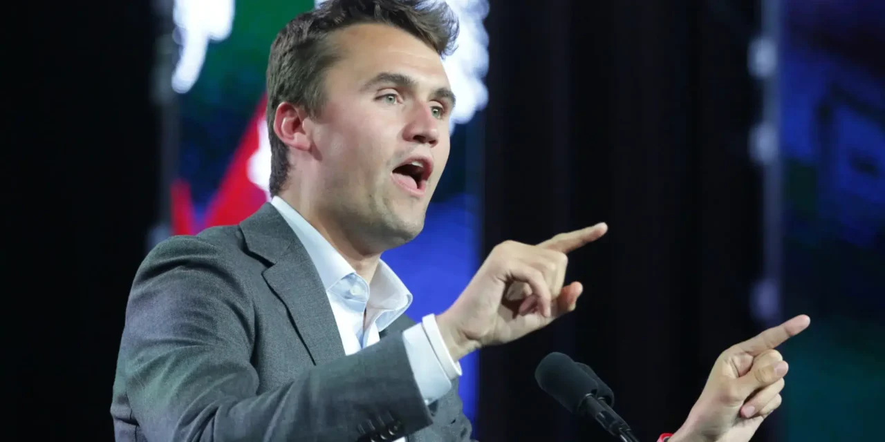Trump onora Charlie Kirk come “martire della libertà”: revocati i visti a sei stranieri che ne avevano deriso la morte