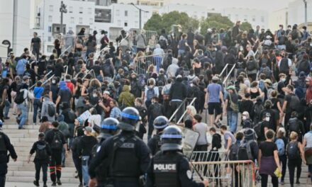 Francia, centinaia di arresti a seguito delle proteste al grido: “Blocchiamo tutto”
