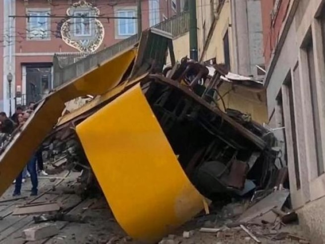 Lisbona, deraglia la storica funicolare Gloria: sono almeno 15 morti e 20 feriti