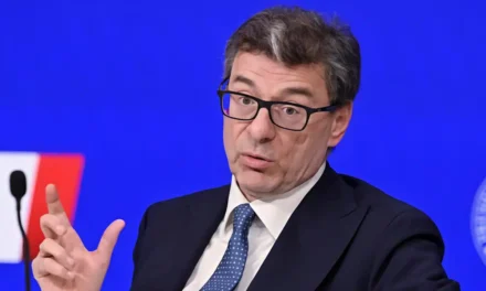 Manovra 2025: Giorgetti rimanda al Parlamento la decisione sulla tassa alle banche e sugli affitti brevi