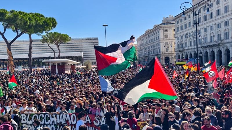 Un mare di manifestanti pro-Pal invade Roma:”Siamo oltre un milione”. Scontri con la polizia
