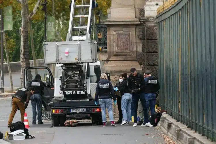 Furto al Louvre, altri cinque arresti: indagini a una svolta, ma i gioielli restano scomparsi