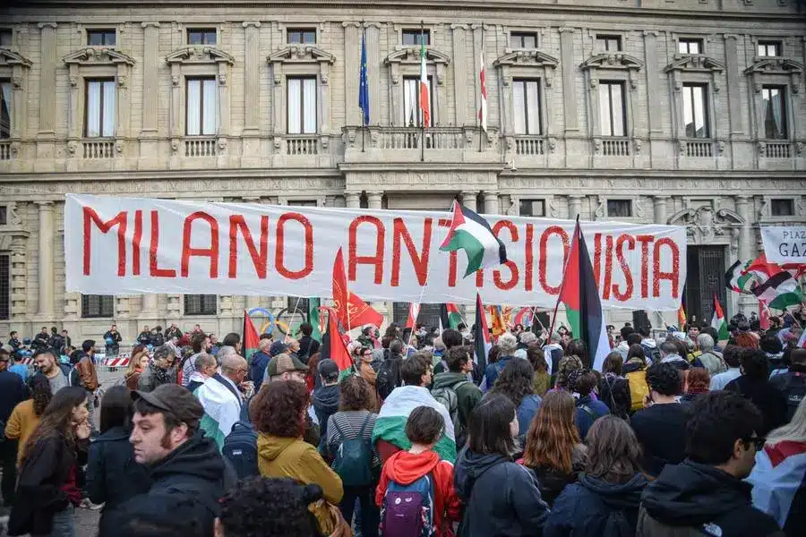 Milano, scontro in Consiglio comunale sul gemellaggio con Tel Aviv: proteste e corteo in città