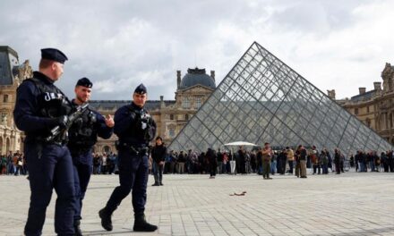 Dopo il furto, il Louvre rilancia: 80 milioni per una sicurezza senza precedenti