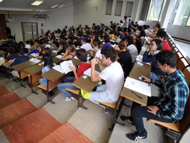 Test di Medicina 2025: foto online durante la prova, rischio annullamento per violazione delle procedure