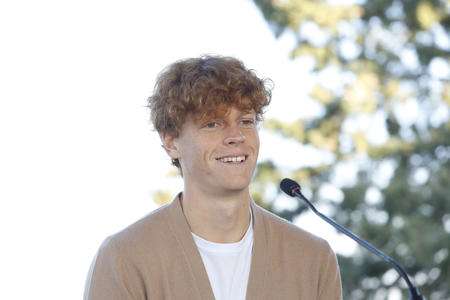 Sinner leggenda: trionfa a Parigi, vince il suo primo Masters 1000 e torna numero uno al mondo