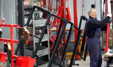 Firmato il nuovo contratto dei metalmeccanici: aumenti salariali e più tutele