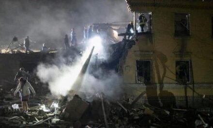 Raid russi sull’Ucraina: almeno quattro morti a Kiev. Zelensky: “Obiettivo colpire i civili”