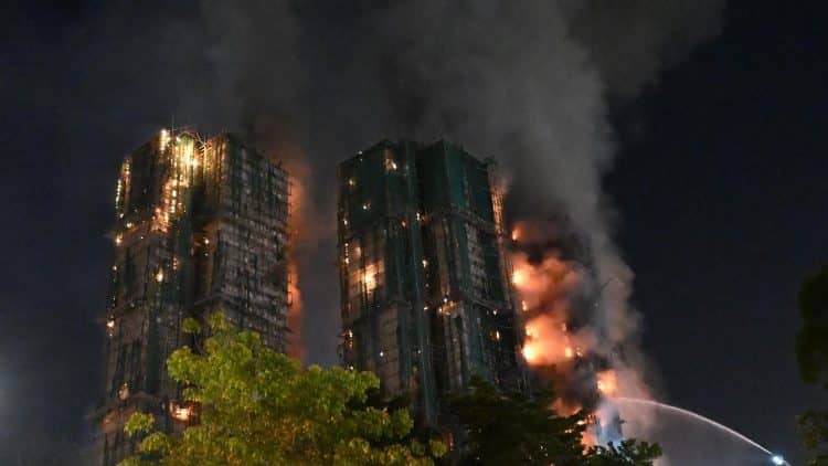 Incendio a Hong Kong: almeno 44 morti e 279 dispersi, tre arresti per omicidio colposo