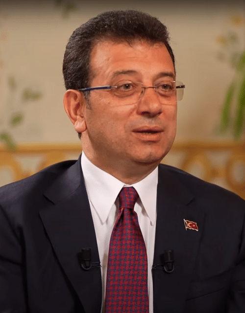 Turchia, il sindaco di Istanbul İmamoğlu rischia 2.430 anni di carcere: 142 capi d’accusa