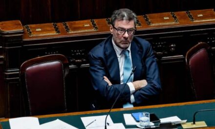 Manovra, la Camera approva la fiducia al governo. Giorgetti: «Sull’età pensionabile valutazioni nel 2026»