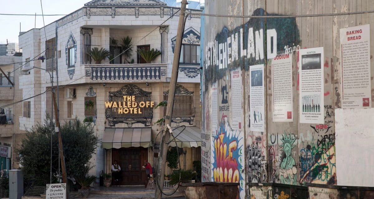 Il Walled Off Hotel di Banksy riapre a Betlemme: arte e resistenza tornano a dialogare sul confine
