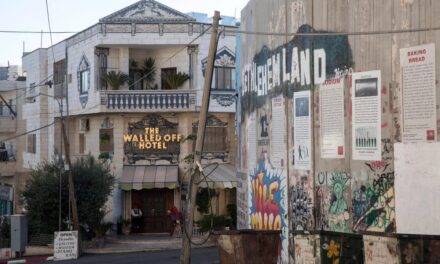 Il Walled Off Hotel di Banksy riapre a Betlemme: arte e resistenza tornano a dialogare sul confine