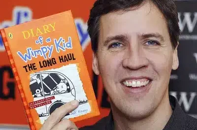 Verso una società post-alfabetizzata? Jeff Kinney lancia l’allarme: “Scriviamo per strappare i ragazzi agli schermi”
