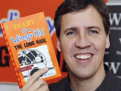 Verso una società post-alfabetizzata? Jeff Kinney lancia l’allarme: “Scriviamo per strappare i ragazzi agli schermi”
