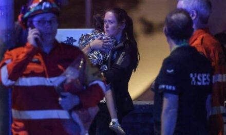Attacco a Bondi Beach durante Hanukkah: padre e figlio legati all’Isis aprono il fuoco sulla folla
