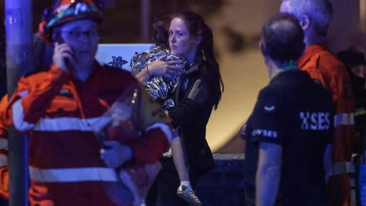 Attacco a Bondi Beach durante Hanukkah: padre e figlio legati all’Isis aprono il fuoco sulla folla