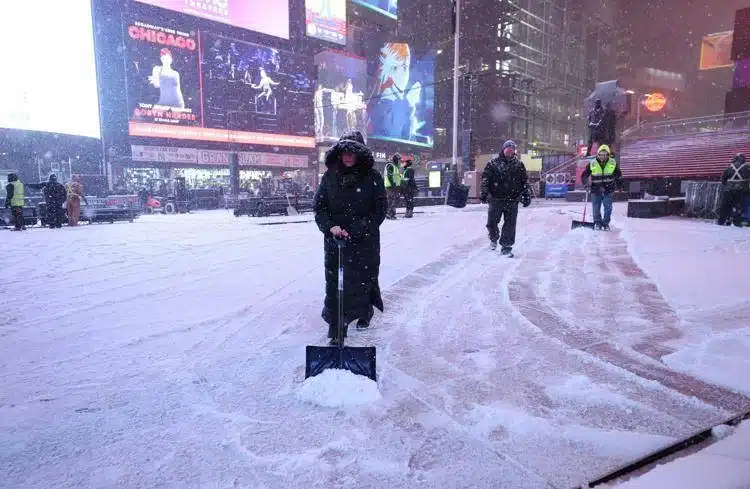 Tempesta di neve negli Stati Uniti: emergenza a New York e migliaia di voli cancellati