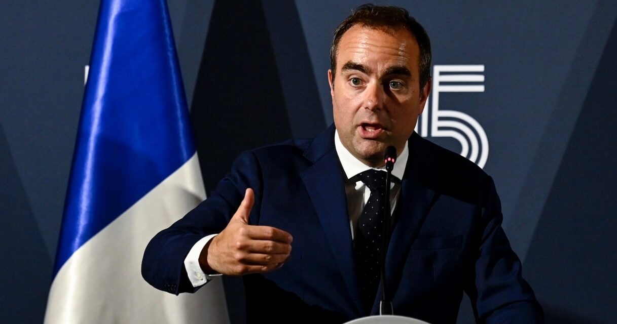 Francia, via libera alla legge d’emergenza: lo Stato avanti con il bilancio prorogato