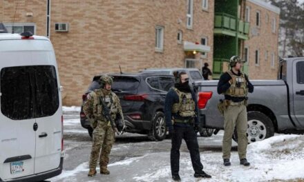 Minneapolis, agente uccide un cittadino americano: proteste e scontro tra Trump e il governatore Walz