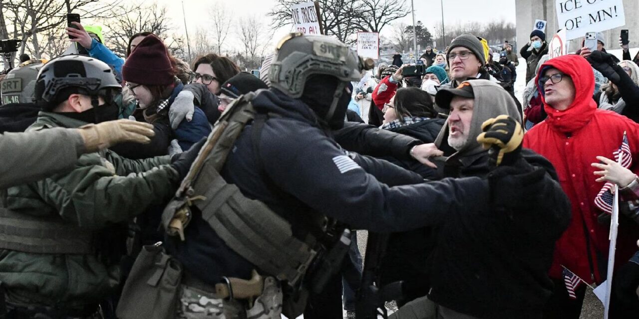 Minneapolis, proteste dopo la morte di Renee Good: tensione contro l’amministrazione Trump