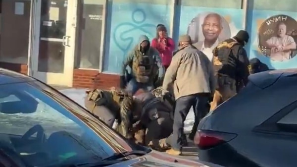 Minneapolis sull’orlo della crisi: sparatorie, raid dell’Ice e il rischio dello stato d’insurrezione