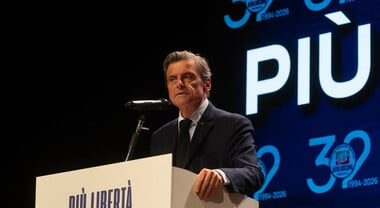 Caso Robinson, Calenda attacca Salvini dal palco di Forza Italia: “Neonazisti nei ministeri, io non ci sto”