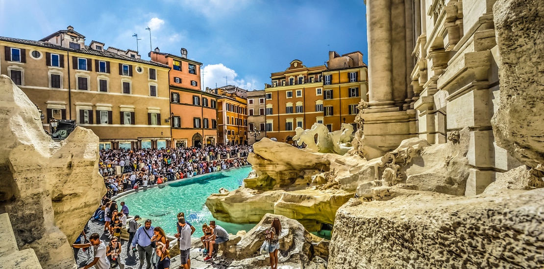Fontana di Trevi a pagamento per i turisti: dal 2 febbraio ticket da 2 euro per accedere all’area