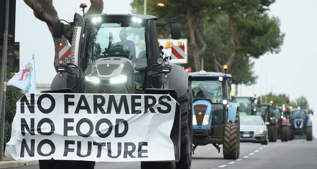 Strasburgo: trattori contro il Mercosur, tensione davanti al Parlamento Ue