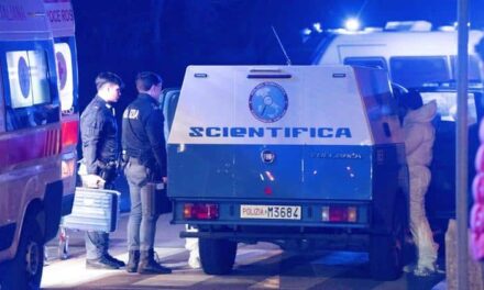 Milano, sparatoria al parco di Rogoredo durante un blitz antidroga: ucciso un ragazzo di 20 anni