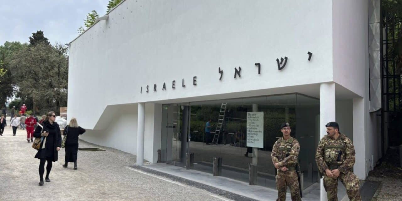 Alla fine Israele torna alla Biennale di Venezia tra le proteste