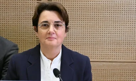 La direttrice del Louvre Laurence des Cars si è dimessa