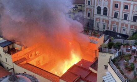A Napoli un vasto incendio ha colpito il Teatro Sannazaro