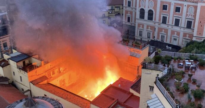 A Napoli un vasto incendio ha colpito il Teatro Sannazaro